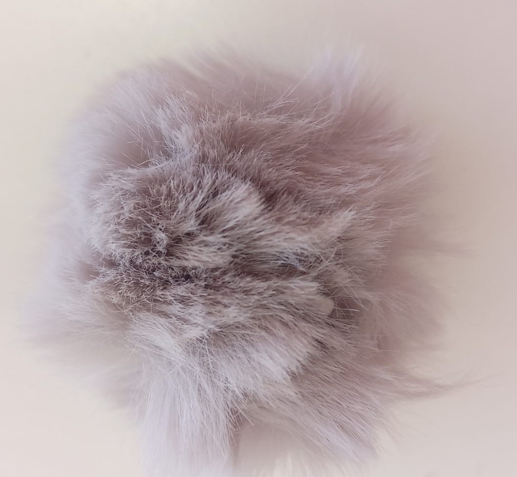 POMPON PELUDO GRIS 7CM — MKS Mercería
