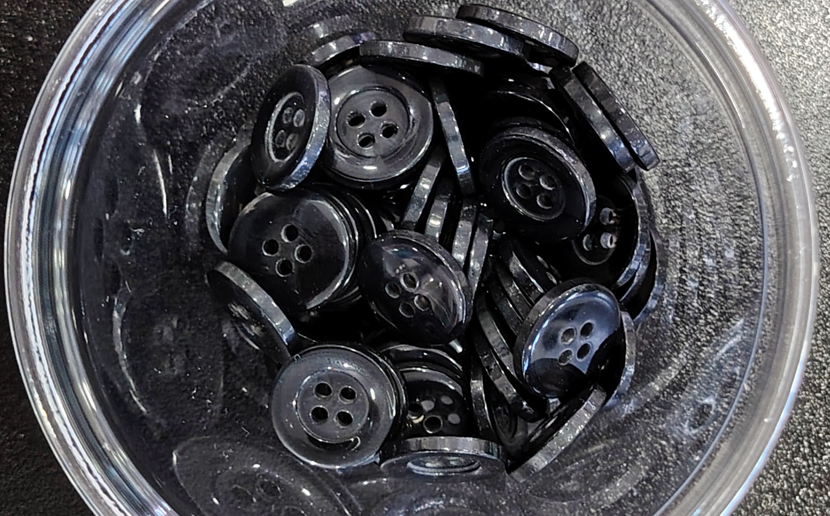 BOTON GRANDE CON FILO GURESO COLOR NEGRO — MKS Mercería