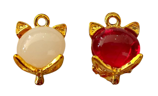 DIJE DE GATO CON PERLA BLANCA O ROJA — MKS Mercería