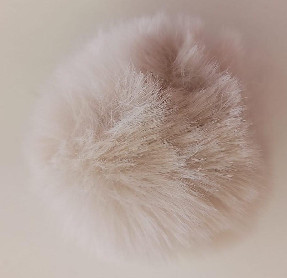 POMPON PELUDO BEIGE 7CM — MKS Mercería