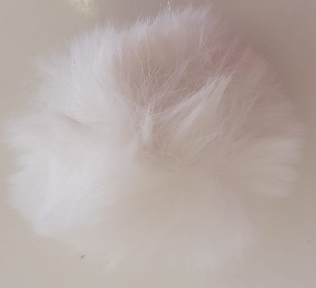 POMPON PELUDO BLANCO 7CM — MKS Mercería