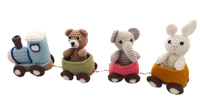 TREN TEJIDO A CROCHET CON UN OSO MARRÓN, UN ELEFANTE GRIS Y UN CONEJO BLANCO — MKS Mercería