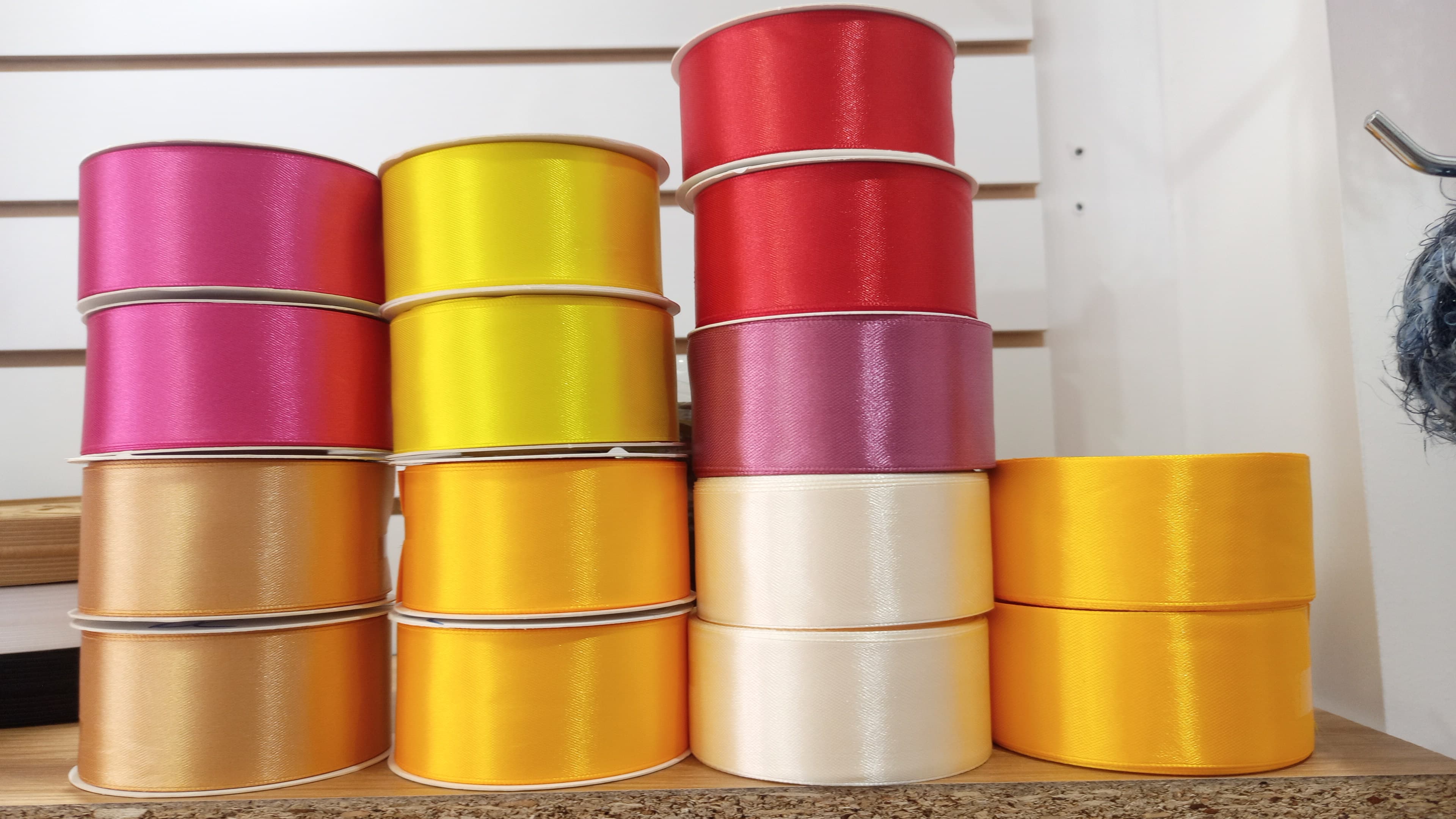 ROLLO CINTA SATIN DOBLE CARA 4CM VARIOS COLORES X 25 YD — MKS Mercería