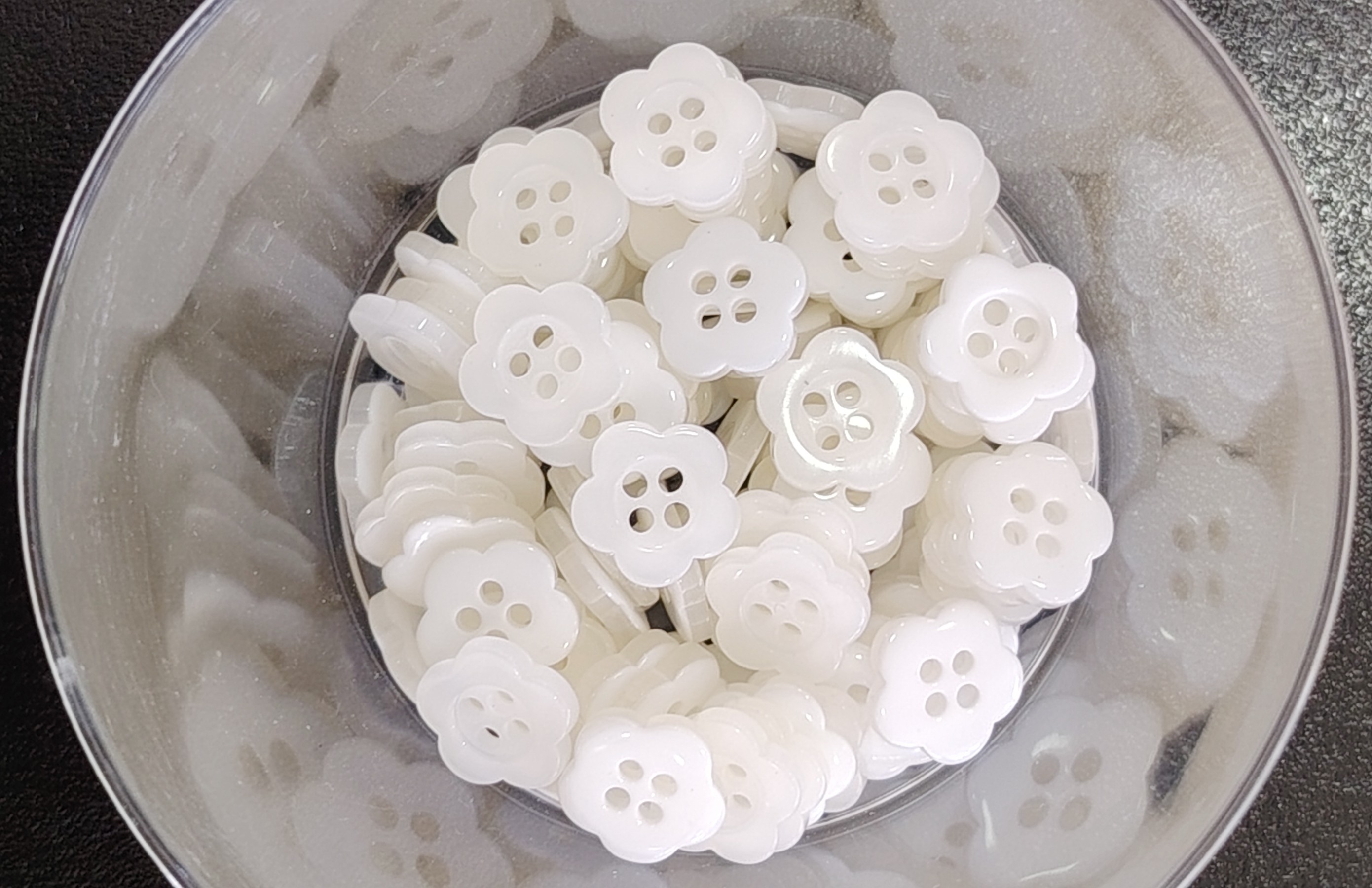 BOTON PEQUEÑO FLOR BLANCA — MKS Mercería